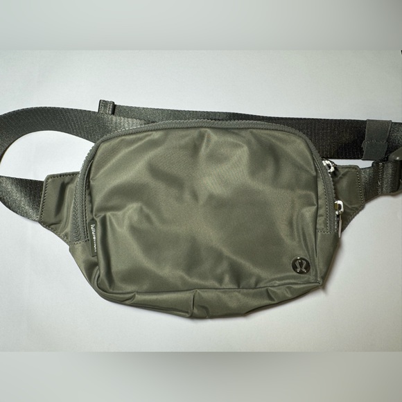 NWOT lululemon Everywhere Belt Bag LARGE 2 Liter Unisex - Picture 8 of 13